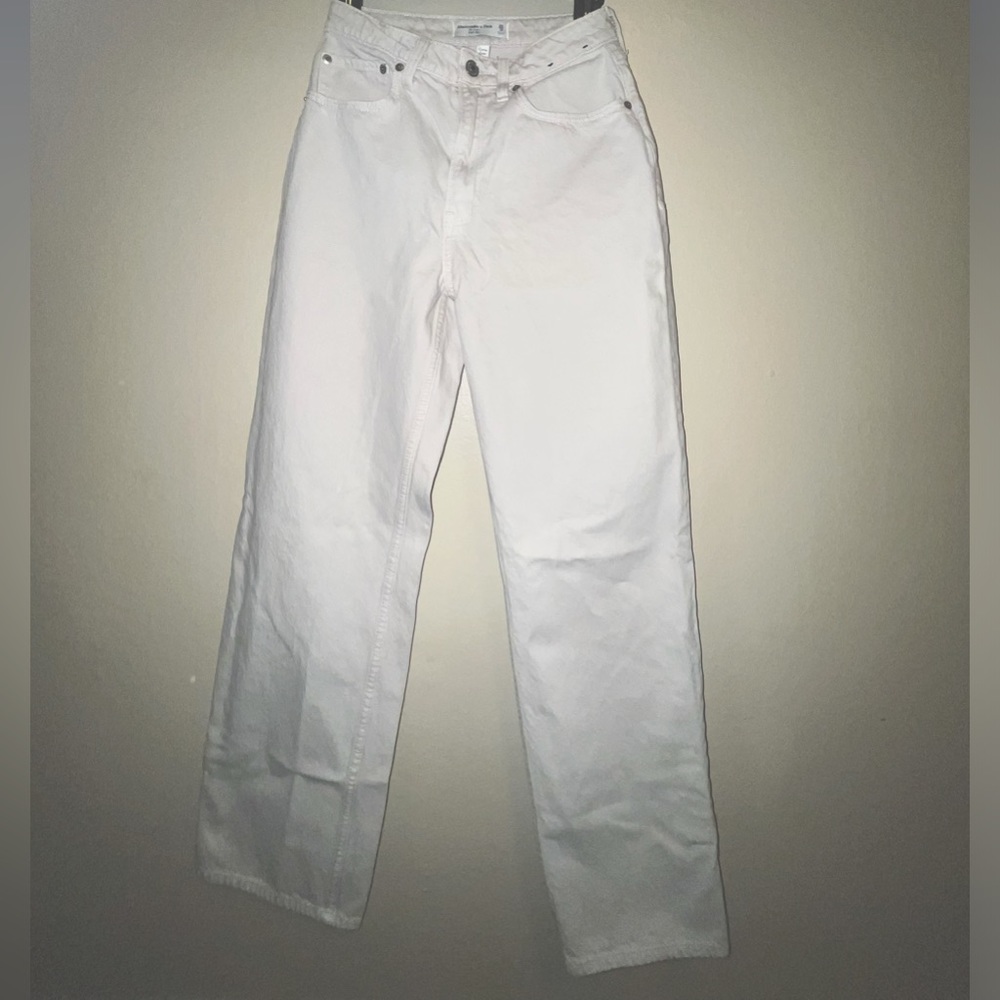 Abercrombie and Fitch Straight leg off white/cream colored jeans. Size 25/0 Reg.